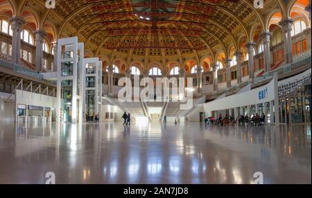 Barcellona, Spagna - 26 DIC 2019: Grande Sala del Palau Nacional edificio. Barcelona, Spagna Foto Stock