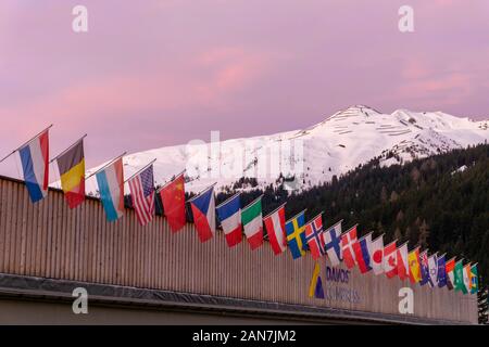 Davos GR / Svizzera - 14 Gennaio 2020: il centro congressi a Davos con le bandiere delle nazioni di sunrise durante il WEF Forum Economico Mondiale Foto Stock