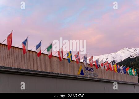 Davos GR / Svizzera - 14 Gennaio 2020: il centro congressi a Davos con le bandiere delle nazioni di sunrise durante il WEF Forum Economico Mondiale Foto Stock