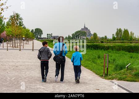 Madre e figli in viaggio verso mont saint michel. Normandia, Francia Foto Stock