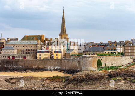 Bassa marea a Saint Malo, Bretagna Francia Foto Stock