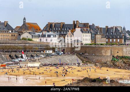 Bassa marea a Saint Malo, Bretagna Francia Foto Stock