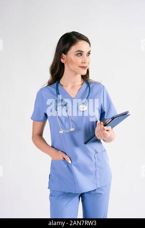 Medico donna con tablet e uno stetoscopio in studio shot Foto Stock