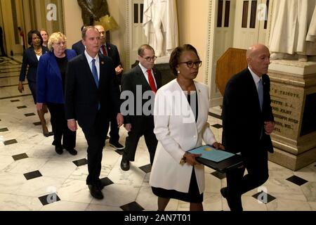 Stati Uniti Casa di armi al Sergente Paul Irving e Cancelliere della casa statunitense Cheryl Johnson consegnare gli articoli di impeachment contro il presidente statunitense Trump al Segretario del Senato degli Stati Uniti Julie Adams sul Campidoglio di Washington, DC, Mercoledì, 15 gennaio 2020. Di seguito sono riportati i responsabili di impeachment, rappresentante USA Jerrold Nadler (Democratico di New York), Presidente, noi Casa Comitato Giudiziario; rappresentante statunitense Adam Schiff (Democratico della California), Presidente, noi Casa permanente del Comitato di selezione sulla Intelligence; rappresentante statunitense Hakeem Jeffries (Democratico di New York); rappresentante USA Foto Stock