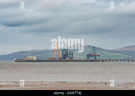 Guardando oltre il vecchio molo al Fairlie con Largs in lontananza e in particolare dello zucchero focaccia colle che si trova affacciato sulla città.. Foto Stock