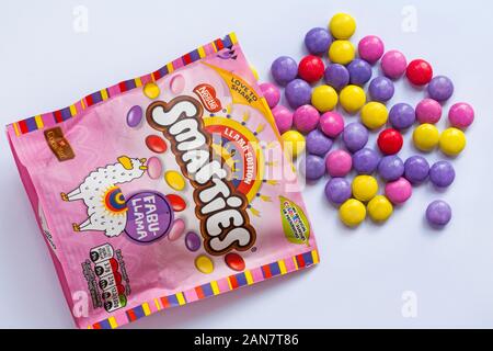 Pacchetto di Nestlé Llama edition Smarties dolci caramelle aperto con contenuto versato set versato su sfondo bianco - Fabu-llama Foto Stock