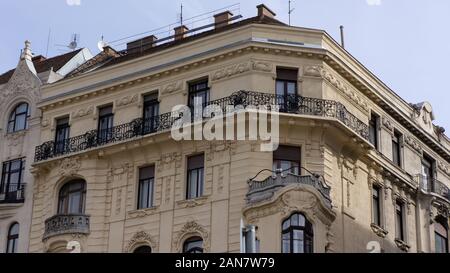 Ringhiera ornata di un vecchio edificio Foto Stock