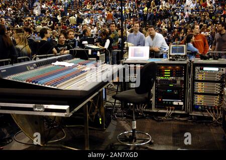 Milano Italia 05/04/2005, concerto dal vivo della regina al Forum Assago : Mixer Audio, equipaggiamento audio Foto Stock