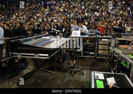 Milano Italia 05/04/2005, concerto dal vivo della regina al Forum Assago : Mixer Audio, equipaggiamento audio Foto Stock