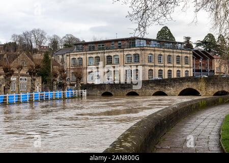 Barriere alluvionali in atto per proteggere Bradford su Avon dal fiume gonfio Avon, Wiltshire, Regno Unito il 16 gennaio 2020. Foto Stock