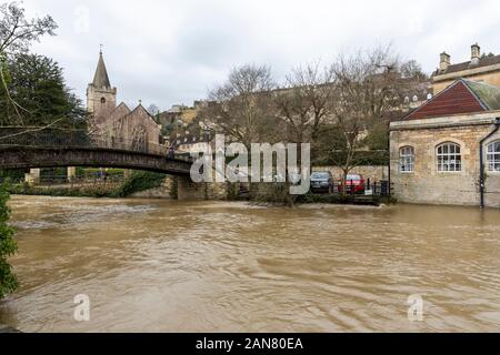 Il fiume gonfio Avon a Bradford su Avon, Wiltshire, Regno Unito il 16 gennaio 2020, Inghilterra, Regno Unito Foto Stock