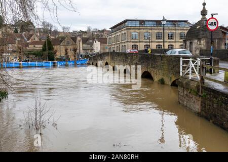 Barriere alluvionali in atto per proteggere Bradford su Avon dal fiume gonfio Avon, Wiltshire, Inghilterra, Regno Unito il 16 gennaio 2020 Foto Stock