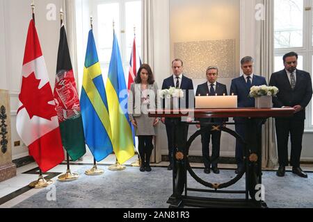 (Da sinistra a destra) Ann Linde, ministro svedese degli Affari Esteri, del Segretario Domenico Raab, Francois-Philippe Champagne, ministro canadese degli Affari Esteri, Vadym Prystaiko, ministro ucraino degli Affari Esteri, e Idrees Zaman, deliberando Ministro degli Esteri per l'Afghanistan, durante un momento di riflessione al Canada House, Londra centrale per i passeggeri dell'Ucraina Compagnie Aeree Internazionali di volo che si è schiantato a pochi minuti dopo il decollo dalla Imam Khomeini International Airport in Tehran, uccidendo 176 persone. Foto Stock