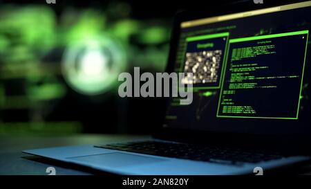 Gli script di programmazione sul monitor di un laptop e non autorizzati di hacking remoto di server Foto Stock