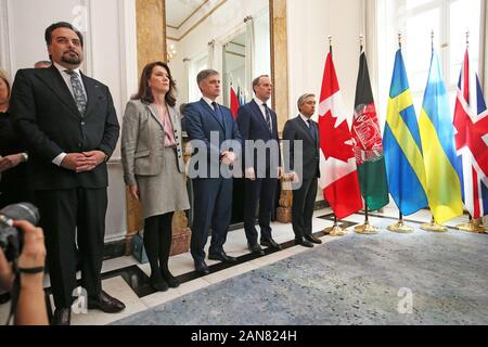 (Da sinistra a destra) Idrees Zaman, deliberando Ministro degli Esteri per l'Afghanistan, Ann Linde, ministro svedese degli Affari Esteri, Vadym Prystaiko, ministro ucraino degli Affari Esteri, del Segretario Domenico Raab e Francois-Philippe Champagne, ministro canadese degli Affari esteri, durante un momento di riflessione al Canada House, Londra centrale per i passeggeri dell'Ucraina Compagnie Aeree Internazionali di volo che si è schiantato a pochi minuti dopo il decollo dalla Imam Khomeini International Airport in Tehran, uccidendo 176 persone. Foto Stock