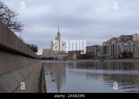 Mosca, Russia - Gennaio 7, 2020: Vecchia Stalin grattacielo sul Kotelnicheskaya argine del fiume di Mosca. Supporto di granito del terrapieno, smoo Foto Stock