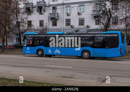 Mosca, Russia - 7 Gennaio 2020: la città di Mosca il trasporto blu, bus pubblico su una strada di città. Big Blue Bus con logo Mosgortrans e nero vento panoramica Foto Stock