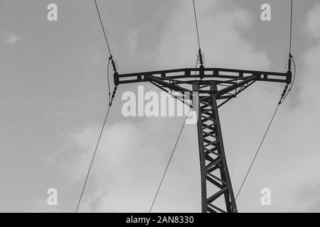 Bianco e nero pilone di elettricità Foto Stock