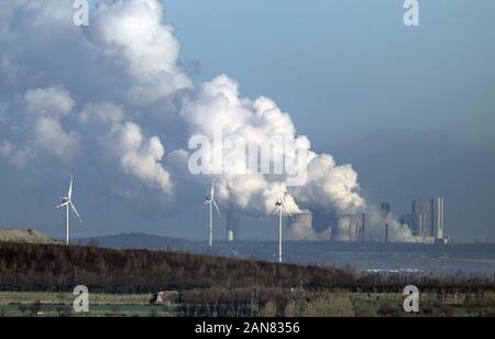 La Eschweiler, Germania. 16 gennaio, 2020. Le turbine eoliche sono passando davanti a RWE's Neurath power plant. Il percorso del carbone phase-out presentato dal governo tedesco prevede che RWE sarà gradualmente smantellare un totale di sette unità di lignite in Rhenish area mineraria entro la fine del 2022. Il primo passo sarà quello di arrestare in particolare i vecchi impianti al Neurath, Niederaussem e Weisweiler centrali. Credito: Oliver Berg/dpa/Alamy Live News Foto Stock