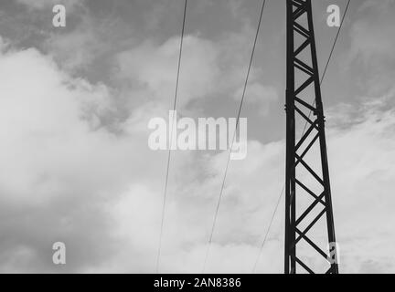 Bianco e nero pilone di elettricità Foto Stock