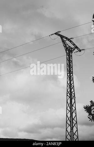 Bianco e nero pilone di elettricità Foto Stock