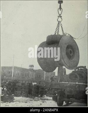 La fabbrica e la gestione industriale . Doratura magneti di sollevamento IN SERVIZIO. In precedenza, gru locomotiva con magneti manipolazione in un caso di 6000 lb. roll e negli altri cinque 72 pollici locomotore pneumatici. Di seguito, il magnete su un carroponte la manipolazione di spezzoni di billette. Il numero di pezzi per le medie di sollevamento 100 e il peso approssimativo di 3^00 lb, rhotpgraj)h prese a Newburgh, Ohio, impianti di American acciaio Filo & Co. Bruwninq F.nj^ineering Co, 201 202 LA RIVISTA DI INGEGNERIA. CUTLER-HAMMER il magnete di sollevamento di getti di scarico.La manipolazione di un tamburo di avvolgimento del peso di 3200 ] b. Cutler-IIammcr Mfg. Co. Esso ha la Foto Stock