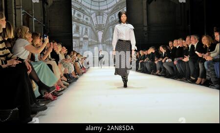 I modelli bei der Riani sfilata di moda settimana della moda di Berlino Autunno/Inverno 2020 im Kraftwerk 15.01.2020 Foto Stock