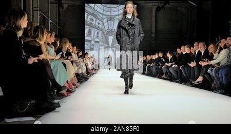 I modelli bei der Riani sfilata di moda settimana della moda di Berlino Autunno/Inverno 2020 im Kraftwerk 15.01.2020 Foto Stock