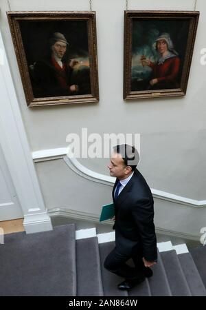 An Taoiseach Leo Varadkar arriva per un Fine Gael, premere il tasto Conferenza per il lancio del loro piano economico presso il Fine Gael media center in Dublino. Foto Stock