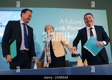 An Taoiseach Leo Varadkar (sinistra), il ministro delle Finanze Donohoe pasquale (a destra) e il ministro per gli affari, Enterprise e innovazione Heather Humphreys a Fine Gael, premere il tasto Conferenza per il lancio del loro piano economico presso il Fine Gael media center in Dublino. Foto Stock
