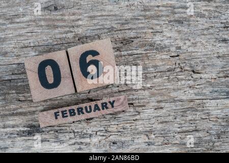 Cubo il calendario per il mese di febbraio su uno sfondo di legno con spazio di copia Foto Stock