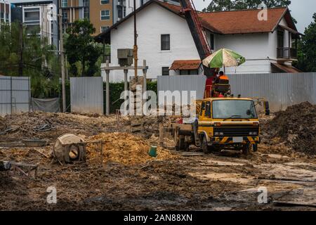 Impianti di trivellazione per la costruzione di fondazioni. I lavori di costruzione. Pila di perforazione fondamenta sotto il terreno. Fori di trivellazione nel terreno con Foto Stock