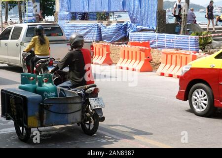 Pattaya, Thailandia - 24 dicembre 2019: L'uomo trasporta una bombola di gas con moto su Beach Road. Foto Stock