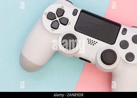 Video game controller di gioco sul colore rosa sfondo vista superiore Foto Stock