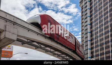 Las Vegas, Nevada, USA. Maggio 27, 2019. La monorotaia sopraelevata treno viaggia in giro per la città. Un modo facile per il transito di massa con la ferrovia ponti. Sotto vie Foto Stock