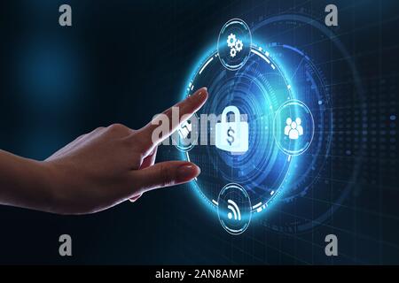 Cyber security per la protezione dei dati La tecnologia business concetto di privacy. Giovane imprenditore selezionare l'icona security virtuale sul display. Foto Stock