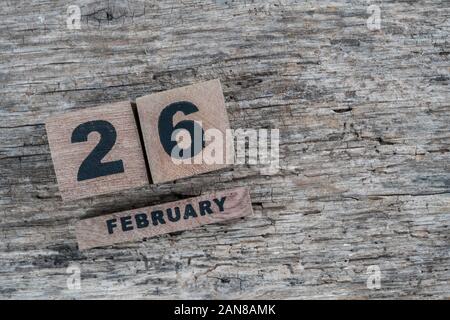 Cubo il calendario per il mese di febbraio su uno sfondo di legno con spazio di copia Foto Stock