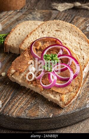 Fette di pane slathered con strutto di maiale mescolata con ciccioli di massa Foto Stock