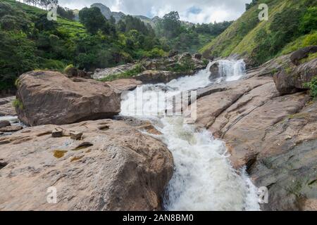 Cascate Atukkad vicino a Munnar in Kerala, India del sud sul giorno nuvoloso nella stagione delle piogge Foto Stock