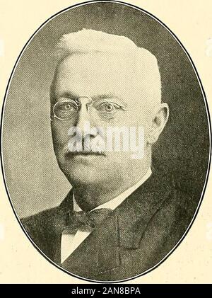 La valle di Passaic, New Jersey, in tre secoli. . Ell è un discendente di EdwardHowell, di Marsh gibbone, Buckinghamshire, Inghilterra, whoremoved a Boston, Massachusetts, nel 1639, e di là per Southamp-ton, Long Island, nel 1640. (Per completare la genealogia vedere Howells Storia ofSouthampto n, byGeorge E. Howell.) ha ricevuto il suo edu-catione in publicschools di nuovo Jerseyand presso il monte Ke-seminario tirement nearDeckertoAvn e laterentered legge partono-mento del Universityof Michigan, fromAvhich fu graduatedin della classe del 1870. Hewas ammessi alla theXeAV Jersey bar nel 1872,e praticato la sua p Foto Stock