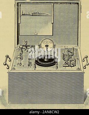 Leitfaden der Elektrodiagnostik und Elektrotherapie für Praktiker und Studierende . portabilität, Haltbarkeit und Reguherfähigkeit scheint mir ein galvano-faradischer Apparat, den die Firma Louis & H. Löwenstein (Berlino)nach meiner Angabe angefertigt hat (Fig. 43), zu vereinigen. Er wirdTon Trockenelementen getrieben, deren Dauerhaftigkeit nach meinerErfahrung Eine große recht ist, enthält einen Metallrheostaten, einabsolutes galvanometro und einen gut zu regulierenden Induktions--apparat mit leicht ablesbarer Skala. 140 Elektrotherapie. Für denjenigeu, der beide Ströme besitzen, ohne ein Foto Stock