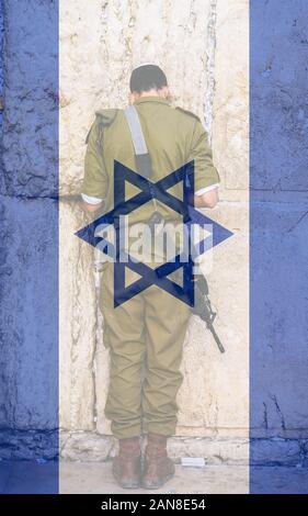 Un israeliano Defence Force soldato prega presso la Western il Muro del Pianto a Gerusalemme, Israele. Bandiera israeliana composito digitale Foto Stock