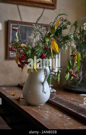 Stile georgiano interno con un pianoforte e fiori. Foto Stock