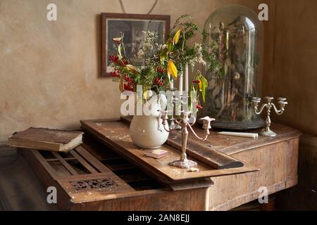 Stile georgiano interno con pianoforte e fiori. Foto Stock