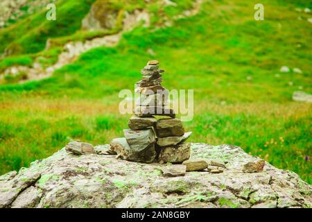 Pila di pietra come marchio per il percorso sulla montagna Foto Stock