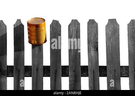 Staccionata in legno con metallo può isolati su sfondo bianco Foto Stock