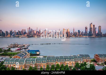 New York, New York, Stati Uniti d'America downtown skyline della città sul fiume Hudson al crepuscolo. Foto Stock