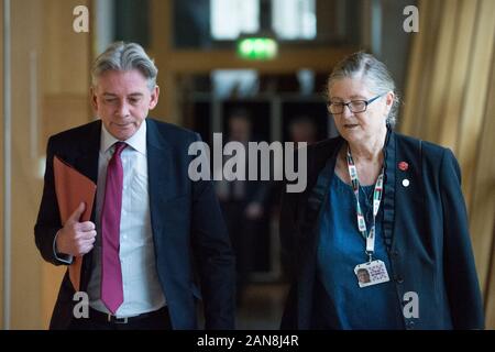 Edinburgh, Regno Unito. 16 gennaio, 2020. Nella foto: (sinistra) Richard Leonard MSP - leader dello Scottish Labour Party; (destra) Claudia Beamish MSP - Ombra di Gabinetto per l'ambiente, il cambiamento climatico e la riforma fondiaria, gli Stati per il sud della Scozia. La seconda sessione del 2020, dei Primi Ministri questioni al parlamento scozzese. Gli argomenti e gli scambi dal Partito nazionale scozzese (SNP) dopo che il Primo Ministro britannico Boris Johnson ha negato il permesso per un secondi referendum di indipendenza. Credito: Colin Fisher/Alamy Live News Foto Stock