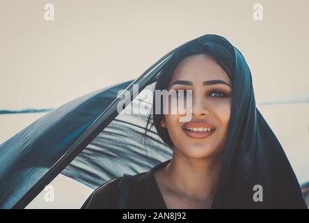 Bella donna di Dubai indossando abaya tradizionale abito femminile Foto Stock