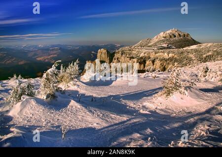 Scena invernale in Ceahlau paesaggio di montagna Foto Stock